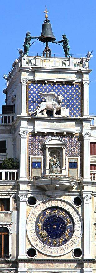 La tour de l'horloge, à Venise sur la place San Marco. Tour du XVe siècle,…