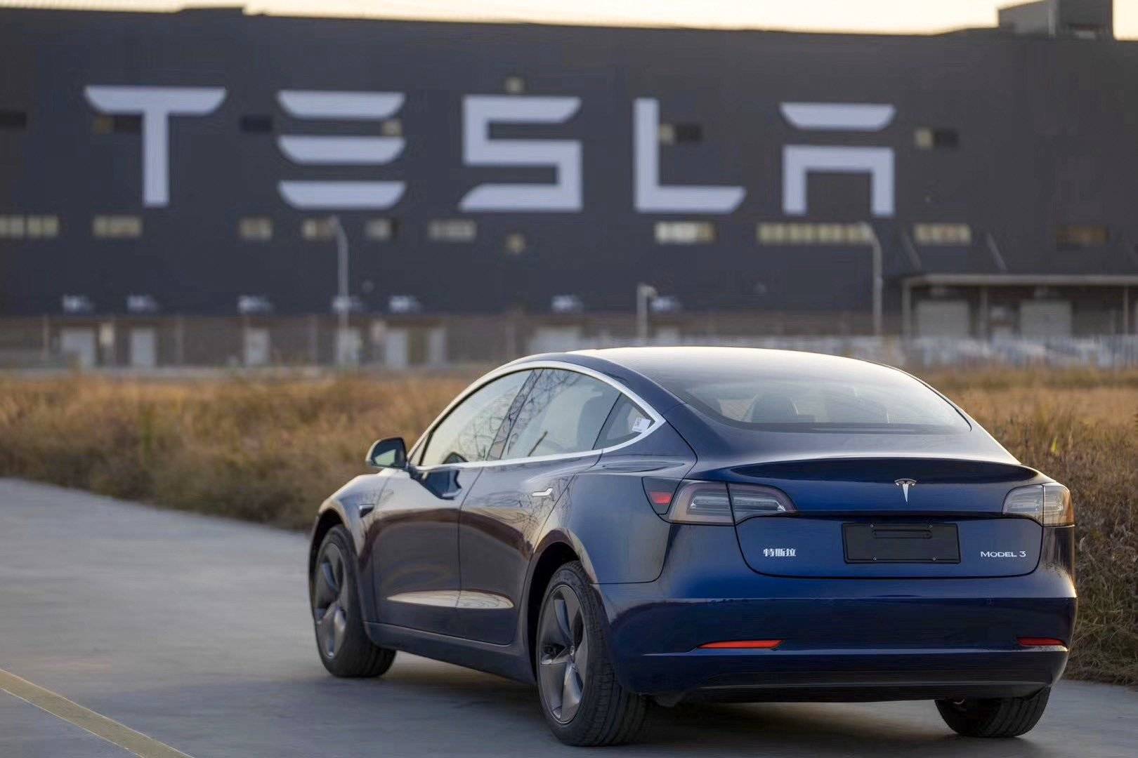 Découvrez la nouvelle fonction de stationnement automatique de Tesla